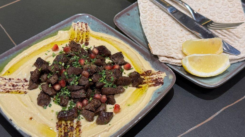 Hummus with Meat (حمص با گوشت)